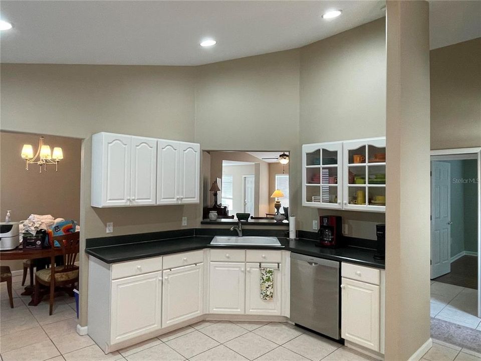 For Sale: $325,000 (2 beds, 2 baths, 1647 Square Feet)