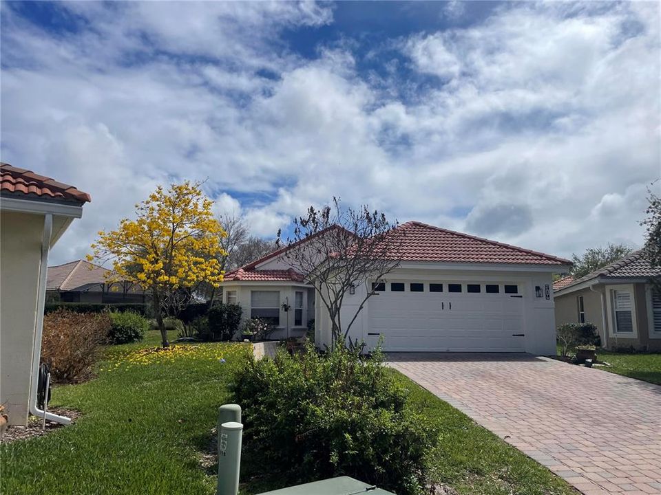 For Sale: $325,000 (2 beds, 2 baths, 1647 Square Feet)