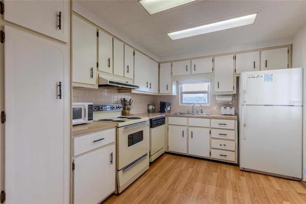 На продажу: $99,500 (2 спален, 2 ванн, 864 Квадратных фут)