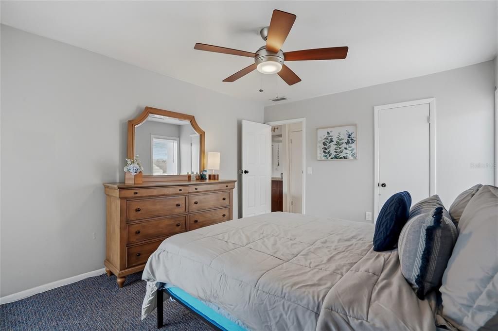 For Sale: $95,000 (1 beds, 1 baths, 710 Square Feet)