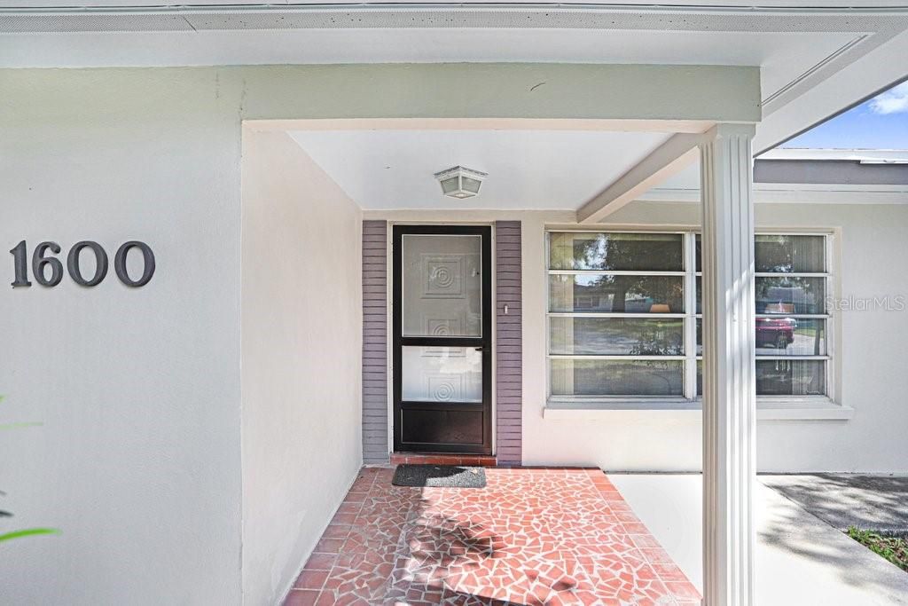 Activo con contrato: $415,000 (3 camas, 2 baños, 1956 Pies cuadrados)