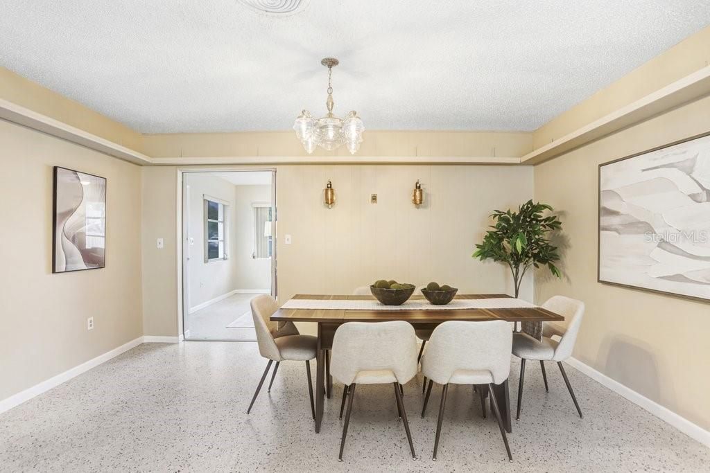 Activo con contrato: $415,000 (3 camas, 2 baños, 1956 Pies cuadrados)