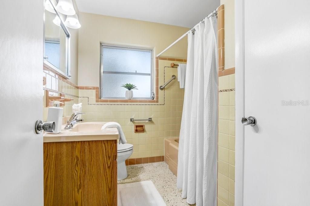 Activo con contrato: $415,000 (3 camas, 2 baños, 1956 Pies cuadrados)