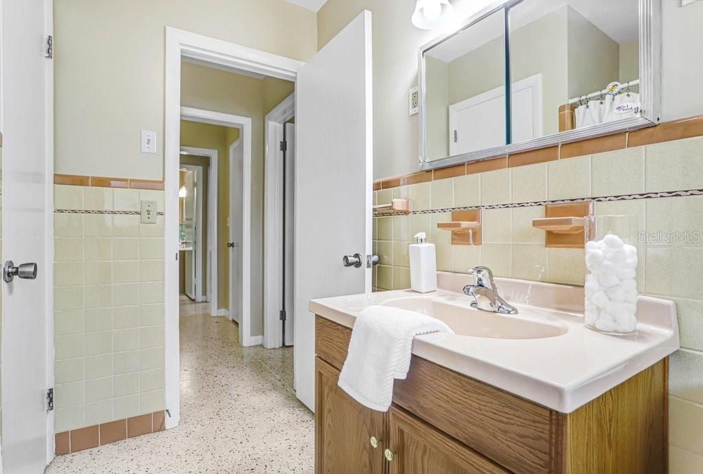 Activo con contrato: $415,000 (3 camas, 2 baños, 1956 Pies cuadrados)