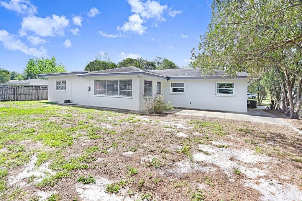 Activo con contrato: $415,000 (3 camas, 2 baños, 1956 Pies cuadrados)