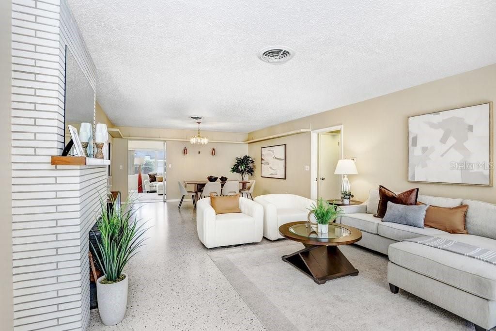 Activo con contrato: $415,000 (3 camas, 2 baños, 1956 Pies cuadrados)