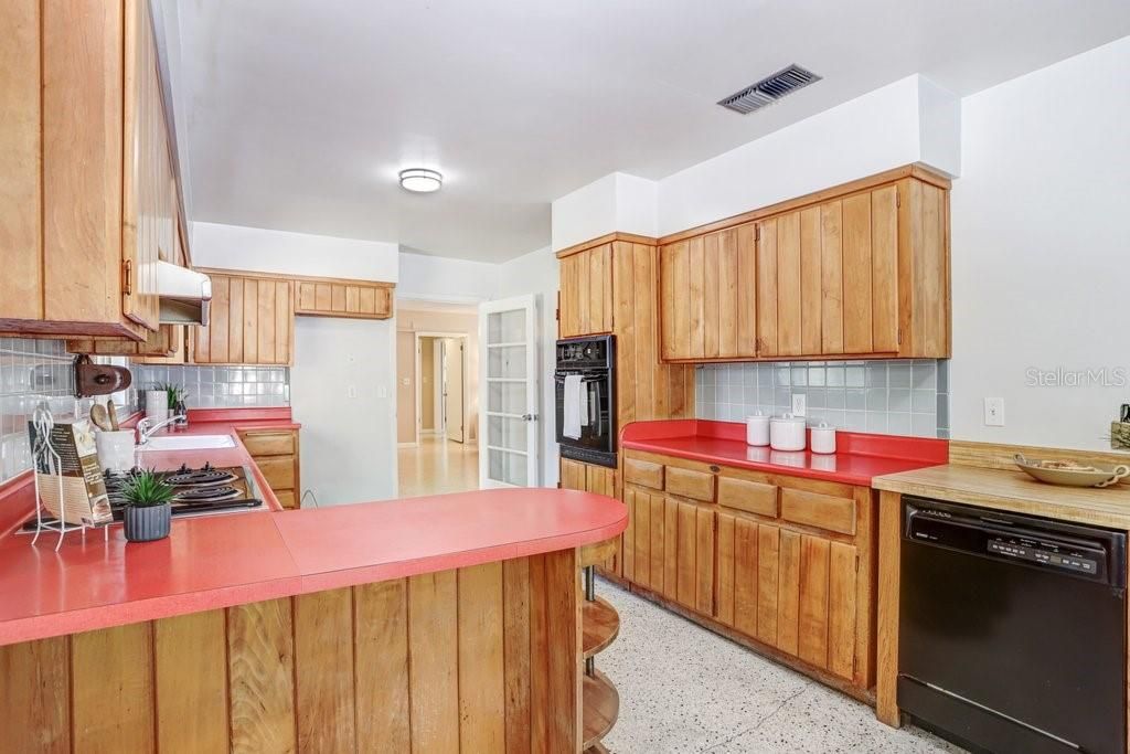 Activo con contrato: $415,000 (3 camas, 2 baños, 1956 Pies cuadrados)