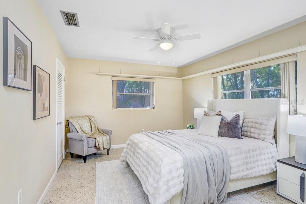 Activo con contrato: $415,000 (3 camas, 2 baños, 1956 Pies cuadrados)