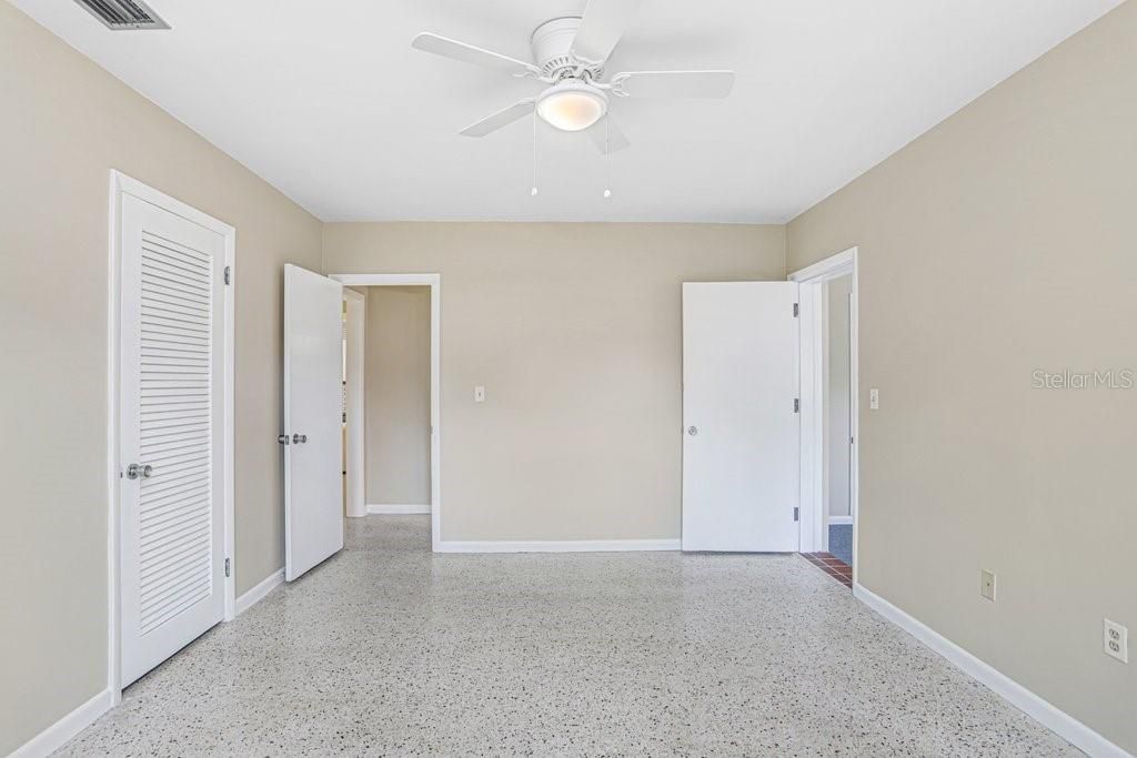 Activo con contrato: $415,000 (3 camas, 2 baños, 1956 Pies cuadrados)