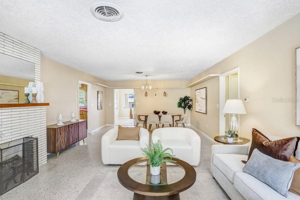 Activo con contrato: $415,000 (3 camas, 2 baños, 1956 Pies cuadrados)