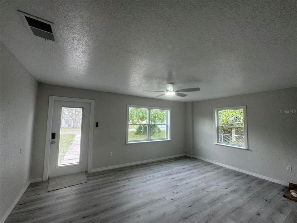 For Rent: $1,800 (3 beds, 2 baths, 1152 Square Feet)