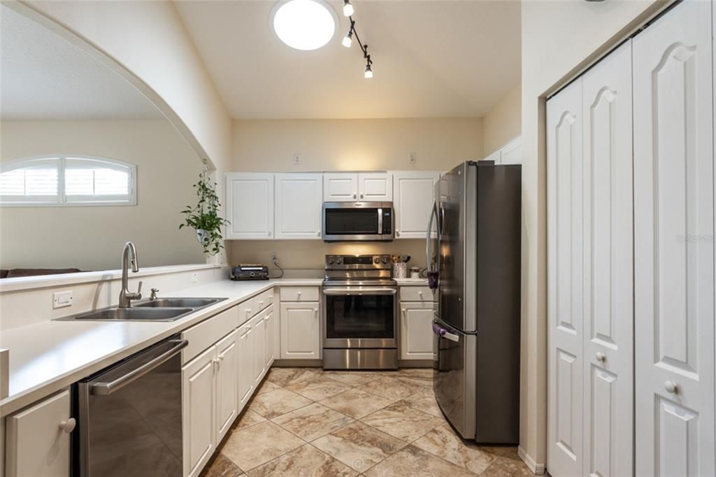 For Sale: $262,000 (3 beds, 2 baths, 1369 Square Feet)