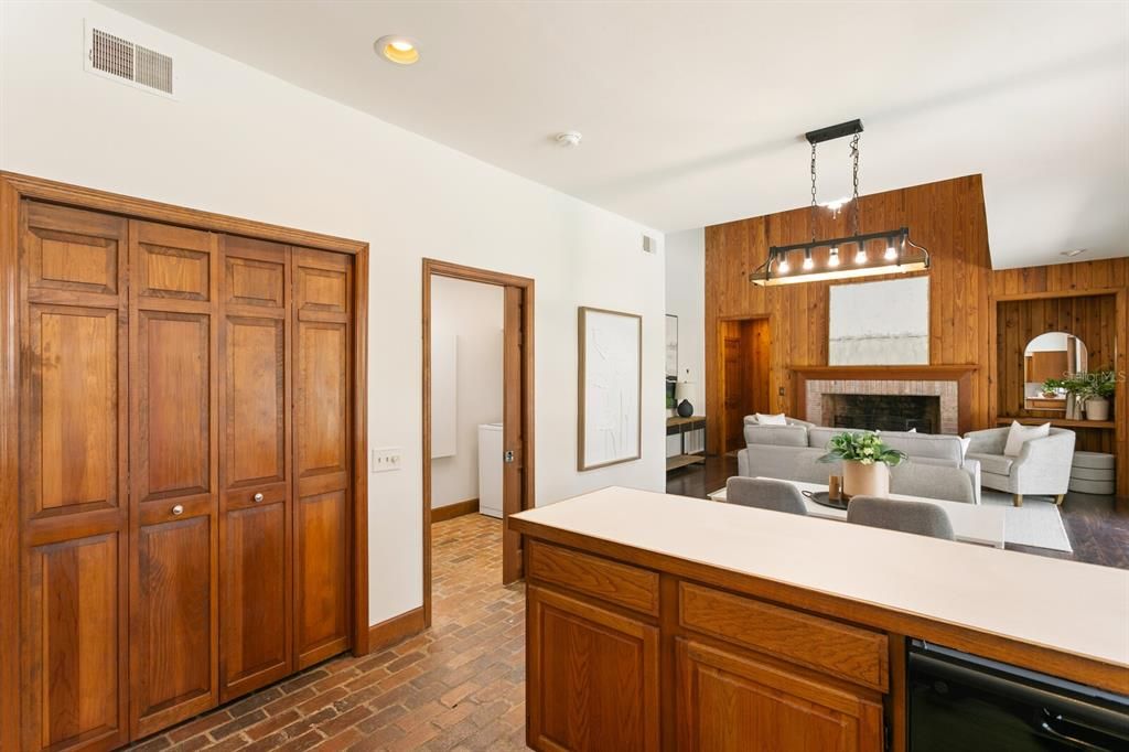 Activo con contrato: $725,000 (4 camas, 3 baños, 2964 Pies cuadrados)