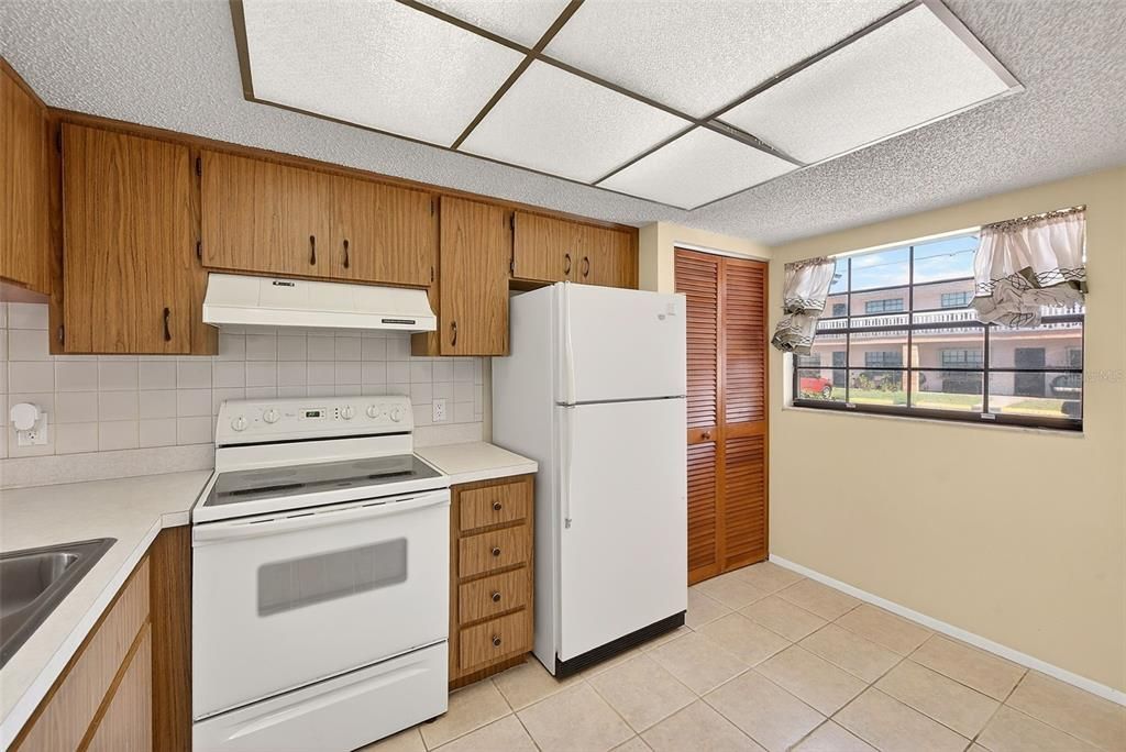 Active With Contract: $179,900 (2 beds, 2 baths, 1110 Square Feet)