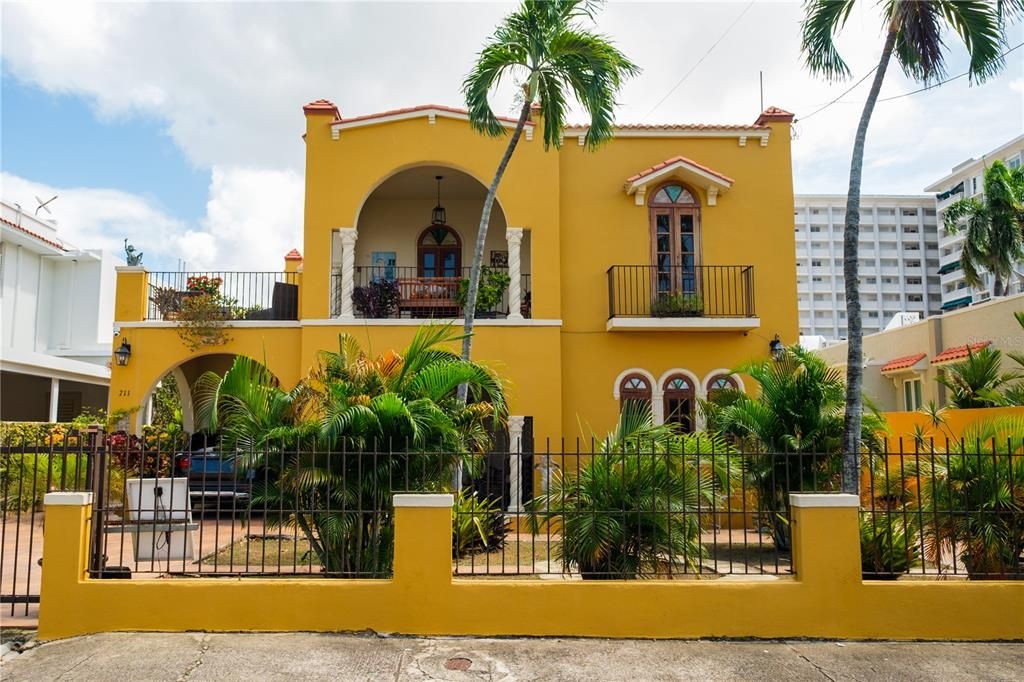 For Sale: $2,350,000 (8 beds, 5 baths, 5553 Square Feet)