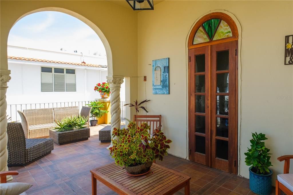 For Sale: $2,350,000 (8 beds, 5 baths, 5553 Square Feet)