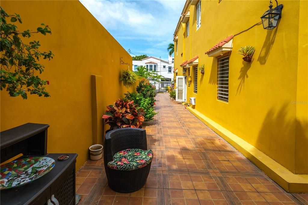 For Sale: $2,350,000 (8 beds, 5 baths, 5553 Square Feet)