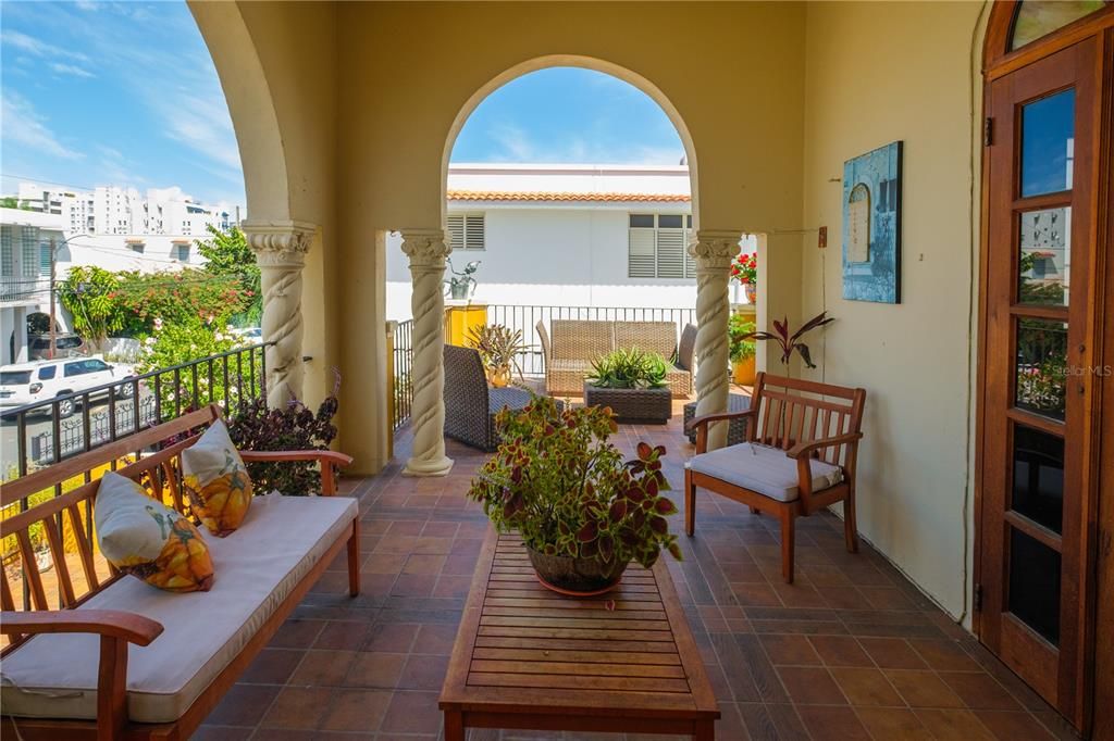 For Sale: $2,350,000 (8 beds, 5 baths, 5553 Square Feet)