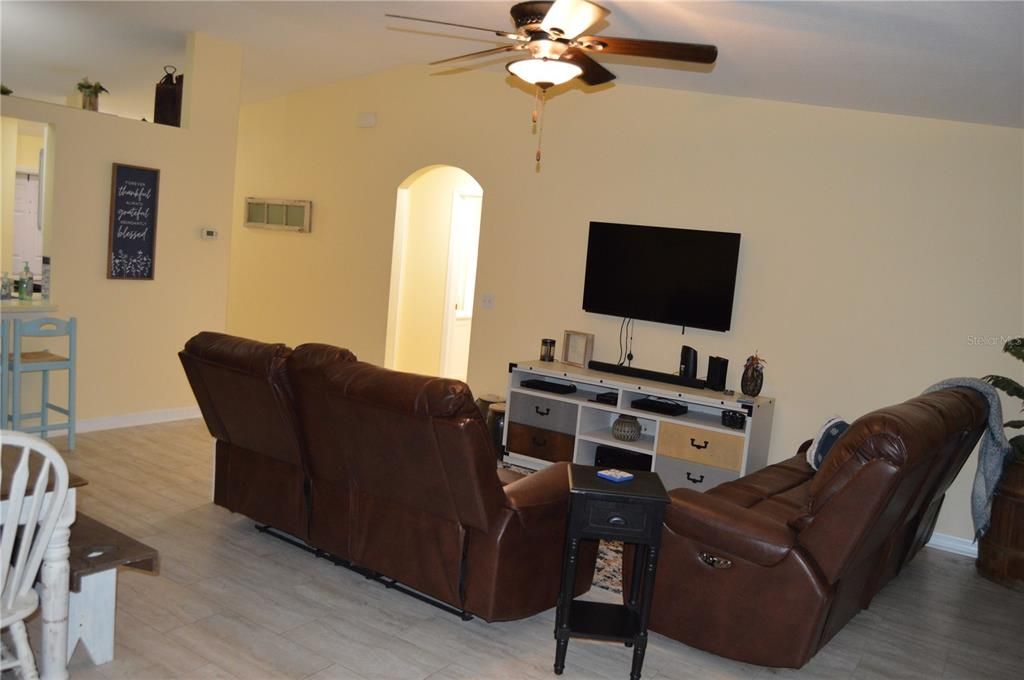 Activo con contrato: $239,999 (3 camas, 2 baños, 1404 Pies cuadrados)