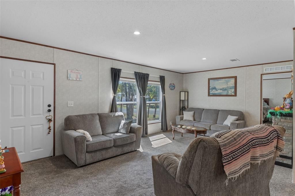 Под контрактом: $178,000 (3 спален, 2 ванн, 1352 Квадратных фут)