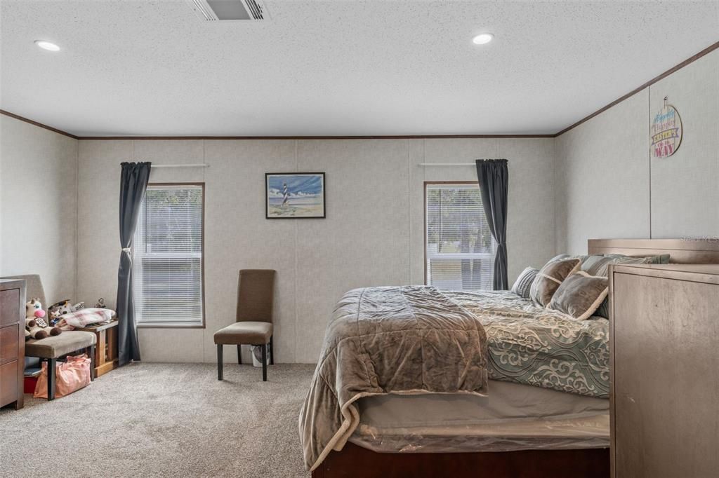 Под контрактом: $178,000 (3 спален, 2 ванн, 1352 Квадратных фут)