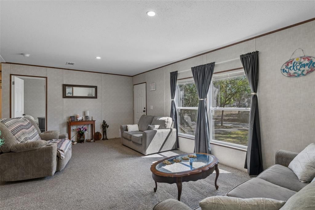 Под контрактом: $178,000 (3 спален, 2 ванн, 1352 Квадратных фут)