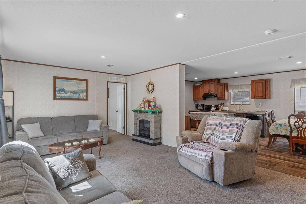 Под контрактом: $178,000 (3 спален, 2 ванн, 1352 Квадратных фут)