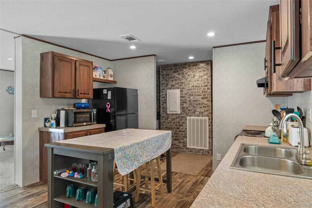 Под контрактом: $178,000 (3 спален, 2 ванн, 1352 Квадратных фут)