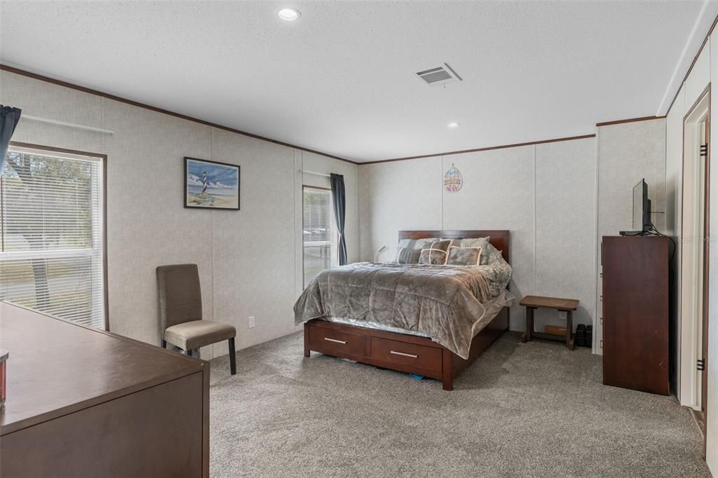 Под контрактом: $178,000 (3 спален, 2 ванн, 1352 Квадратных фут)