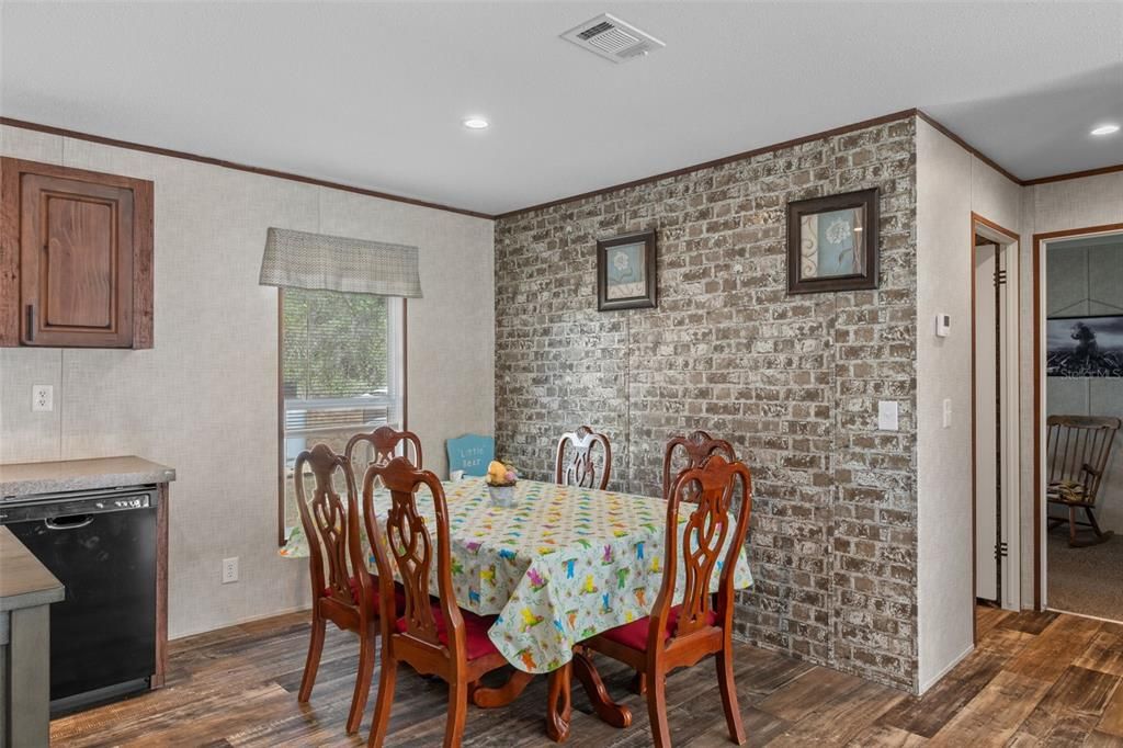 Под контрактом: $178,000 (3 спален, 2 ванн, 1352 Квадратных фут)