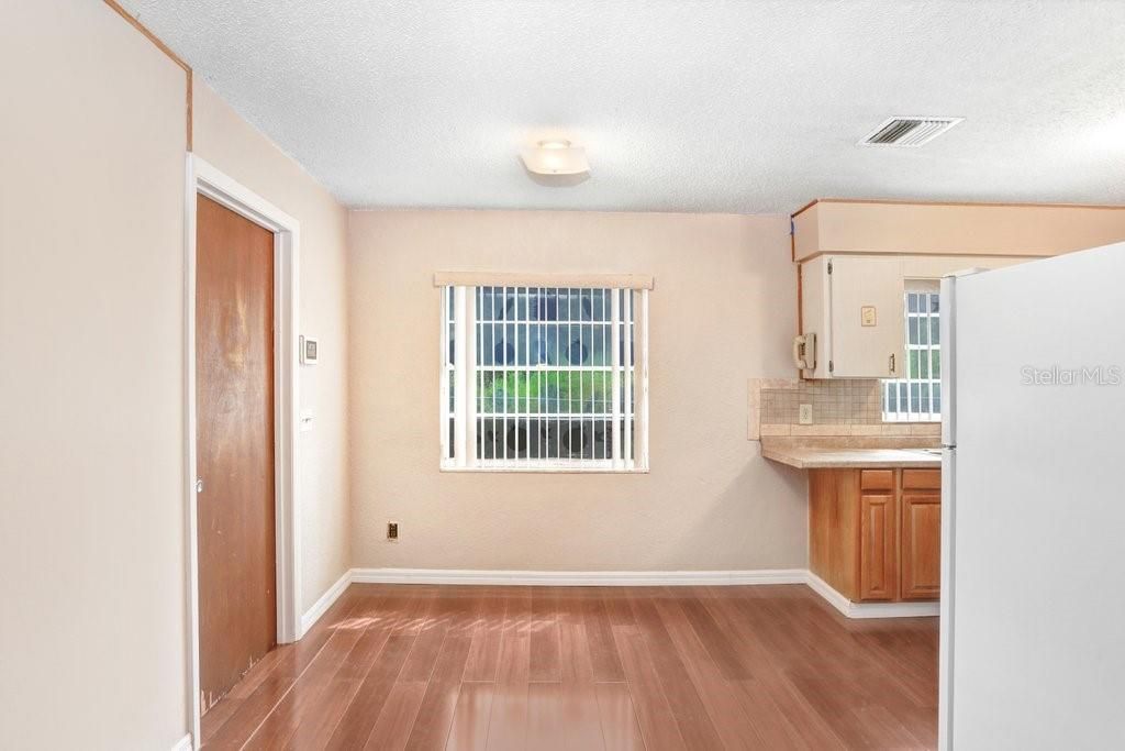 For Sale: $184,999 (3 beds, 1 baths, 984 Square Feet)