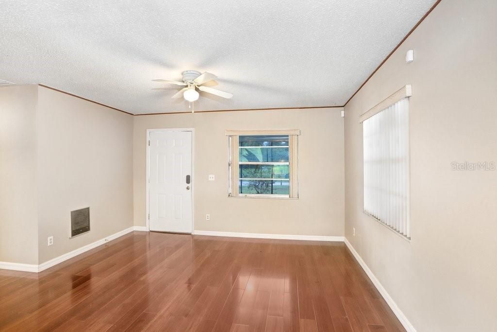 For Sale: $184,999 (3 beds, 1 baths, 984 Square Feet)