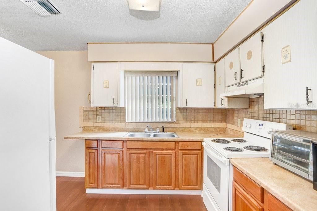 For Sale: $184,999 (3 beds, 1 baths, 984 Square Feet)