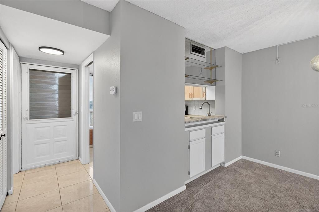 Active With Contract: $135,000 (1 beds, 1 baths, 810 Square Feet)