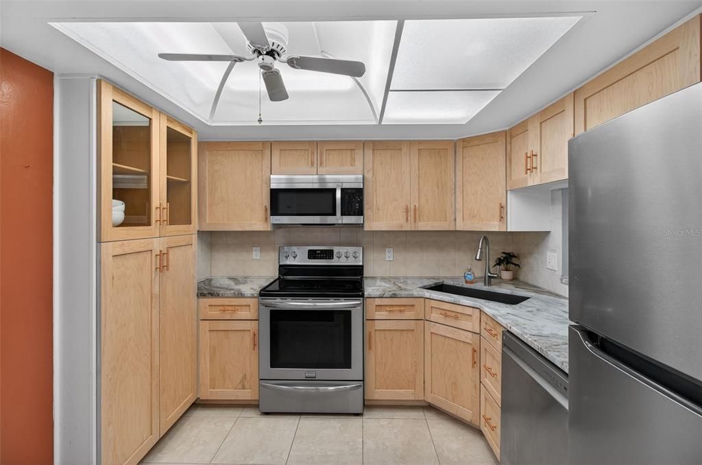 Active With Contract: $135,000 (1 beds, 1 baths, 810 Square Feet)