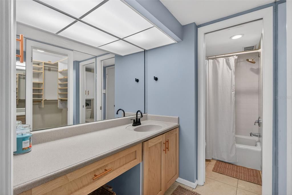 Active With Contract: $135,000 (1 beds, 1 baths, 810 Square Feet)