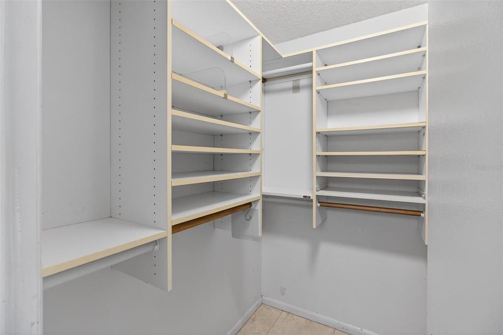 Active With Contract: $135,000 (1 beds, 1 baths, 810 Square Feet)