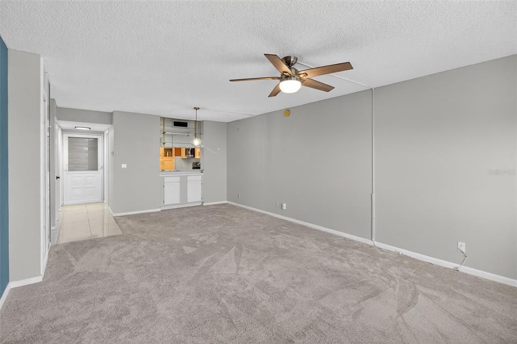 Active With Contract: $135,000 (1 beds, 1 baths, 810 Square Feet)