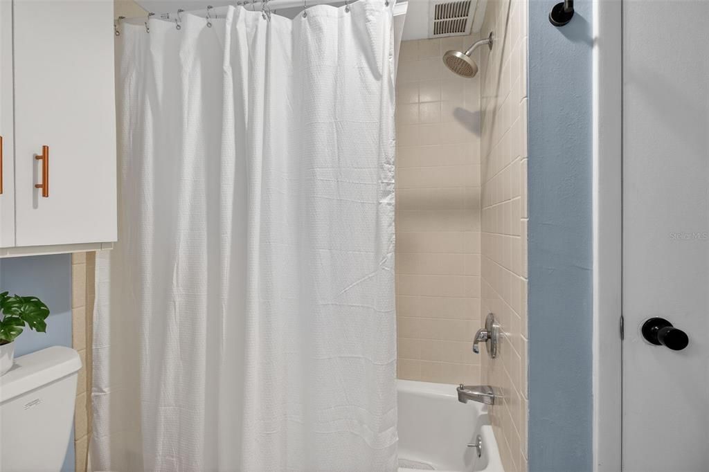 Active With Contract: $135,000 (1 beds, 1 baths, 810 Square Feet)