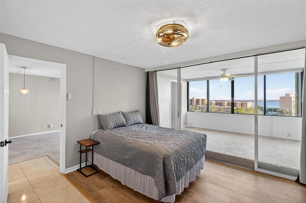 Active With Contract: $135,000 (1 beds, 1 baths, 810 Square Feet)
