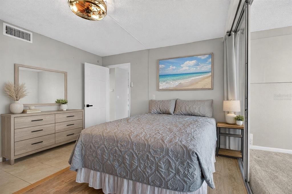 Active With Contract: $135,000 (1 beds, 1 baths, 810 Square Feet)