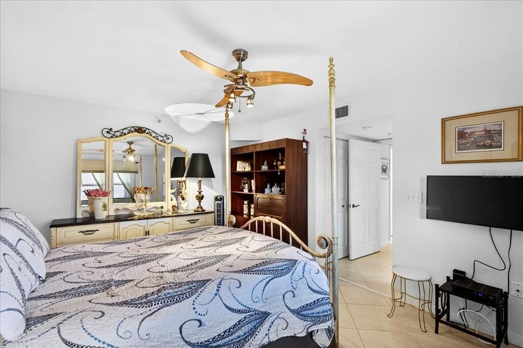 Activo con contrato: $427,900 (2 camas, 2 baños, 2230 Pies cuadrados)