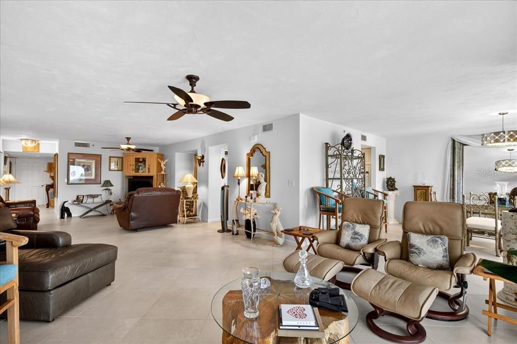 Activo con contrato: $427,900 (2 camas, 2 baños, 2230 Pies cuadrados)