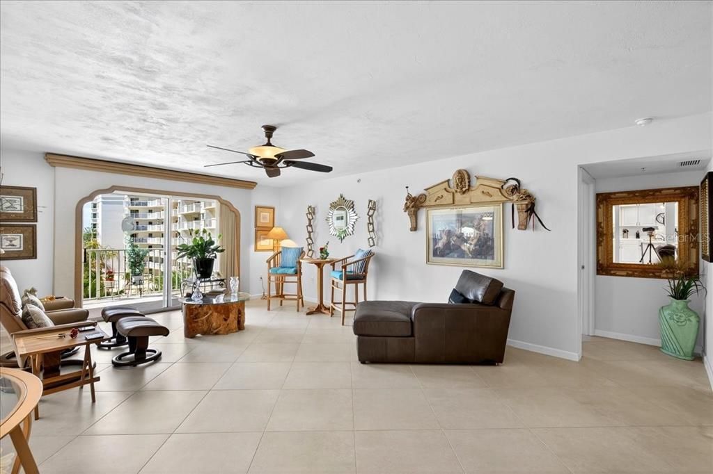Activo con contrato: $427,900 (2 camas, 2 baños, 2230 Pies cuadrados)