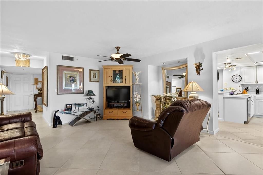 Activo con contrato: $427,900 (2 camas, 2 baños, 2230 Pies cuadrados)