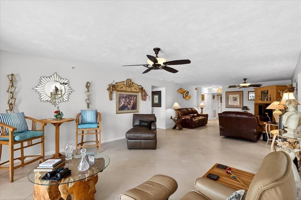 Activo con contrato: $427,900 (2 camas, 2 baños, 2230 Pies cuadrados)