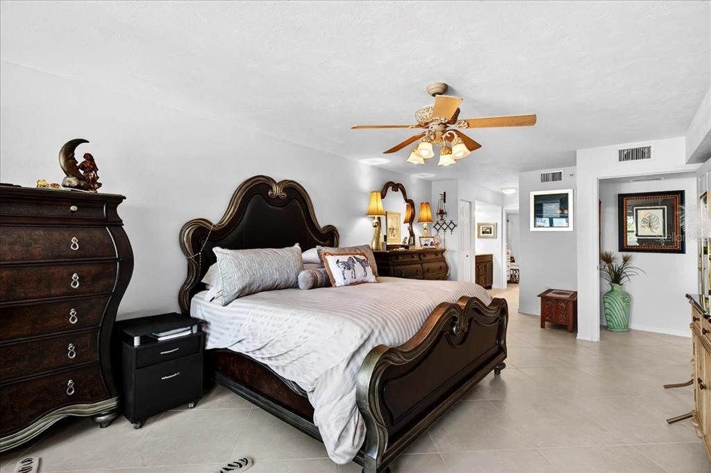 Activo con contrato: $427,900 (2 camas, 2 baños, 2230 Pies cuadrados)