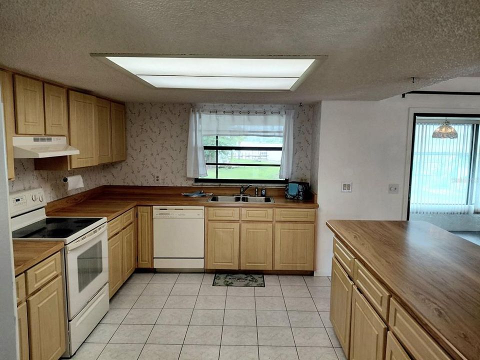 For Sale: $279,900 (2 beds, 2 baths, 1616 Square Feet)