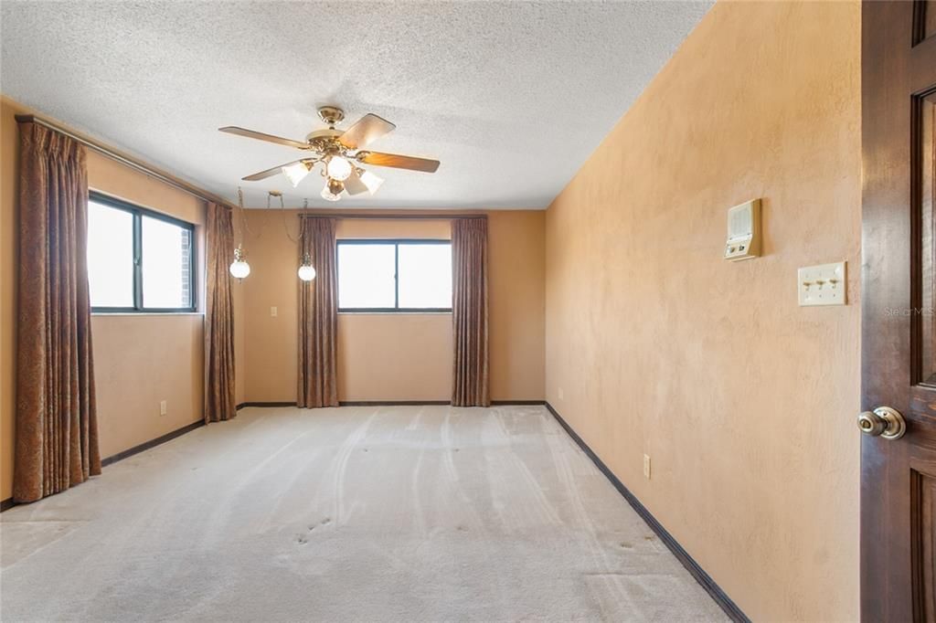 En Venta: $679,900 (4 camas, 3 baños, 2894 Pies cuadrados)