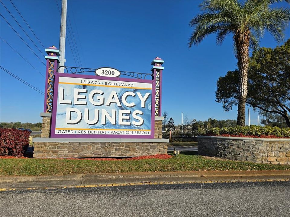 Active With Contract: $1,599 (2 beds, 1 baths, 901 Square Feet)
